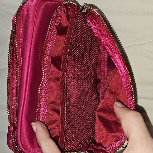 Lululemon Everywhere Crossbody Bag! Metal Hardware! BRML/GOLD!! - Picture 9 of 12